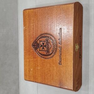 Wooden cigar box Hugo Cassar Diamond Selection hinged lid with latch rounded